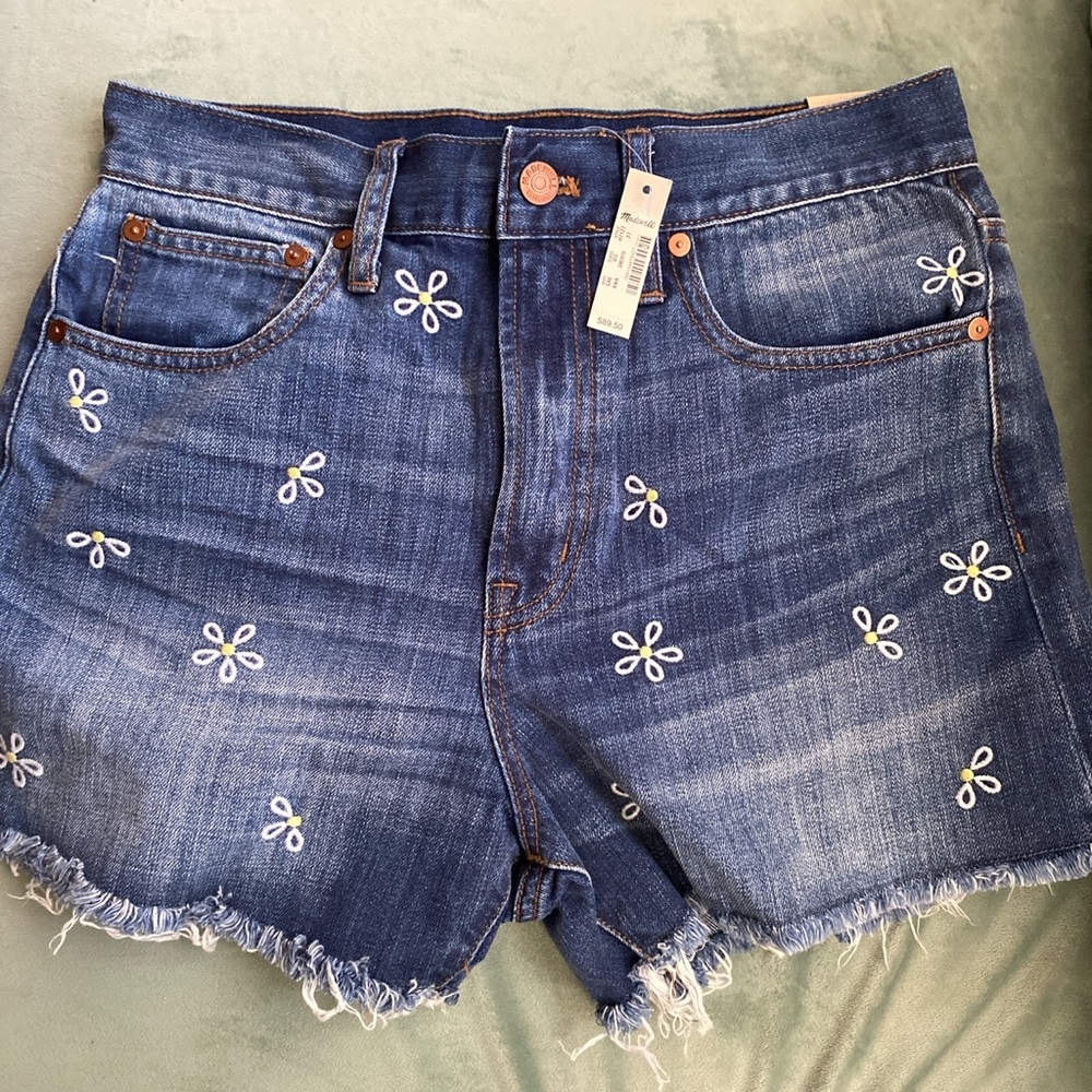 ADORABLE daisy stitched Madewell denim shorts